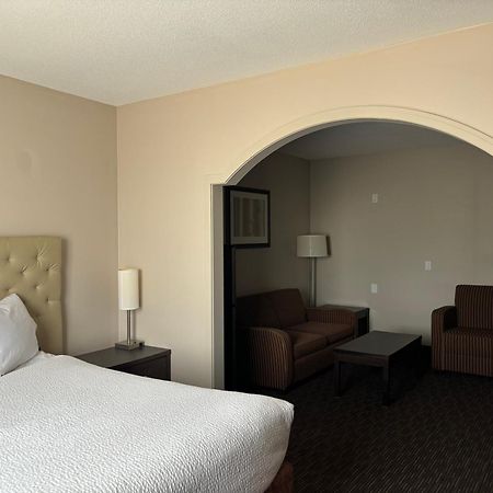 Ramada By Wyndham Estevan Exteriér fotografie