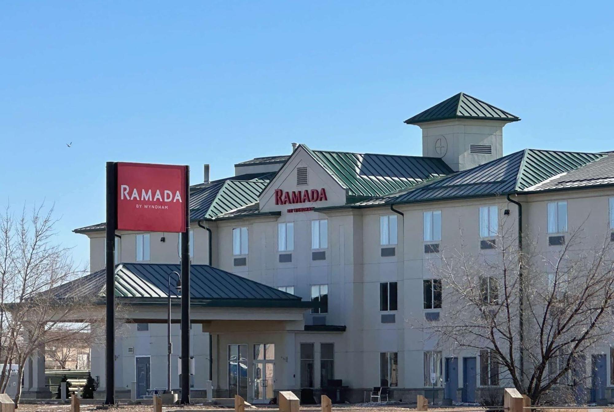Ramada By Wyndham Estevan Exteriér fotografie