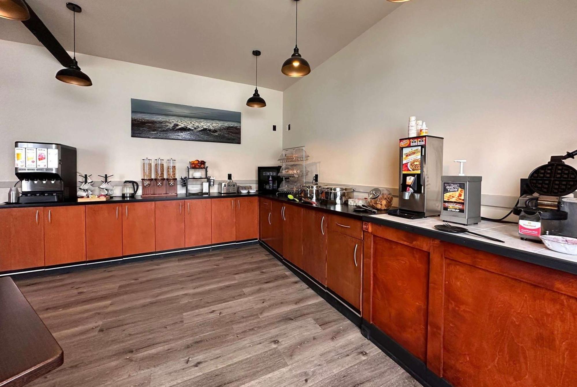 Ramada By Wyndham Estevan Exteriér fotografie