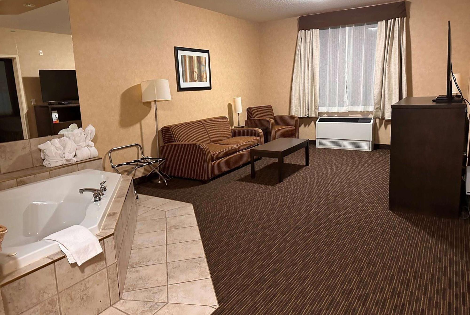 Ramada By Wyndham Estevan Exteriér fotografie