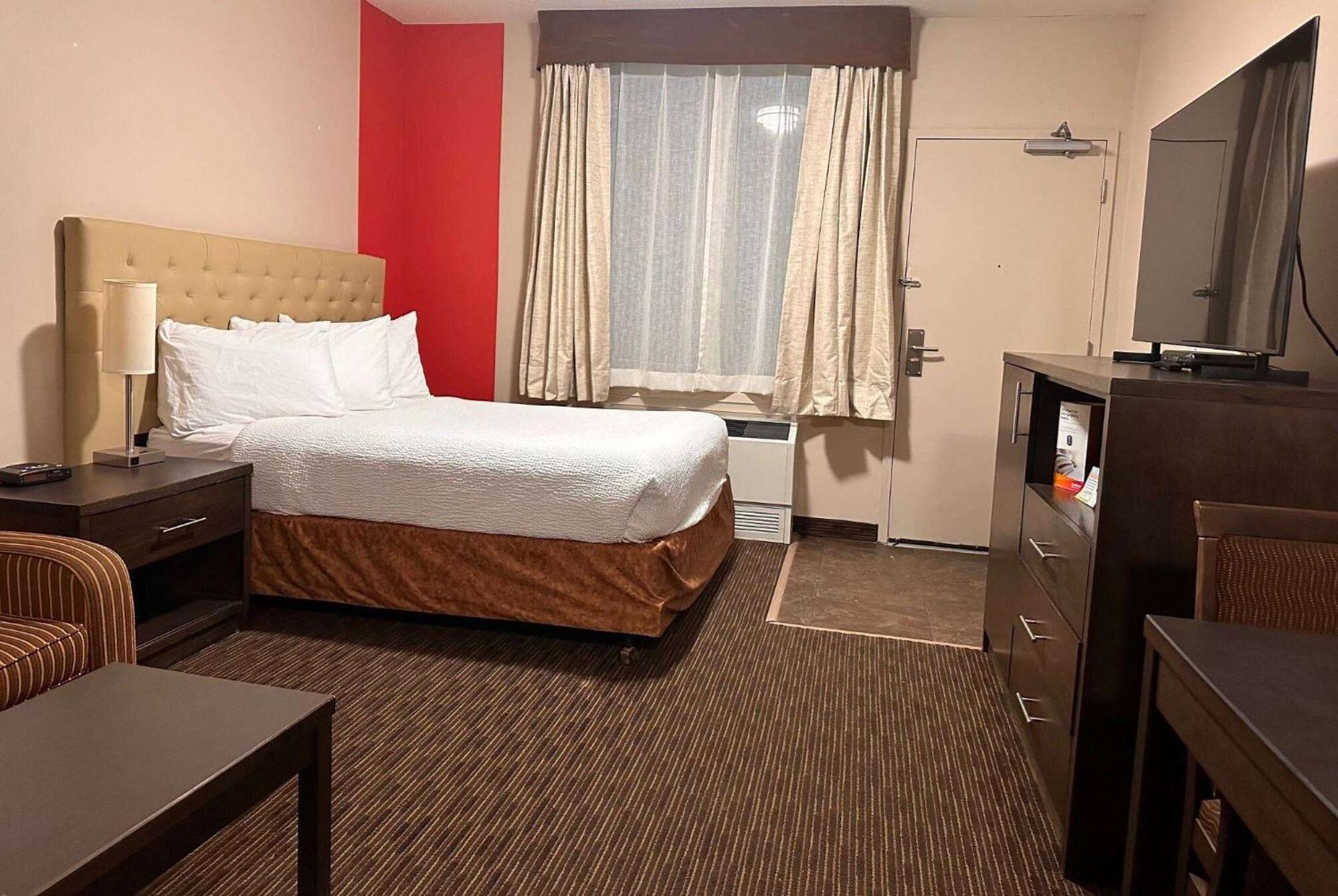 Ramada By Wyndham Estevan Exteriér fotografie