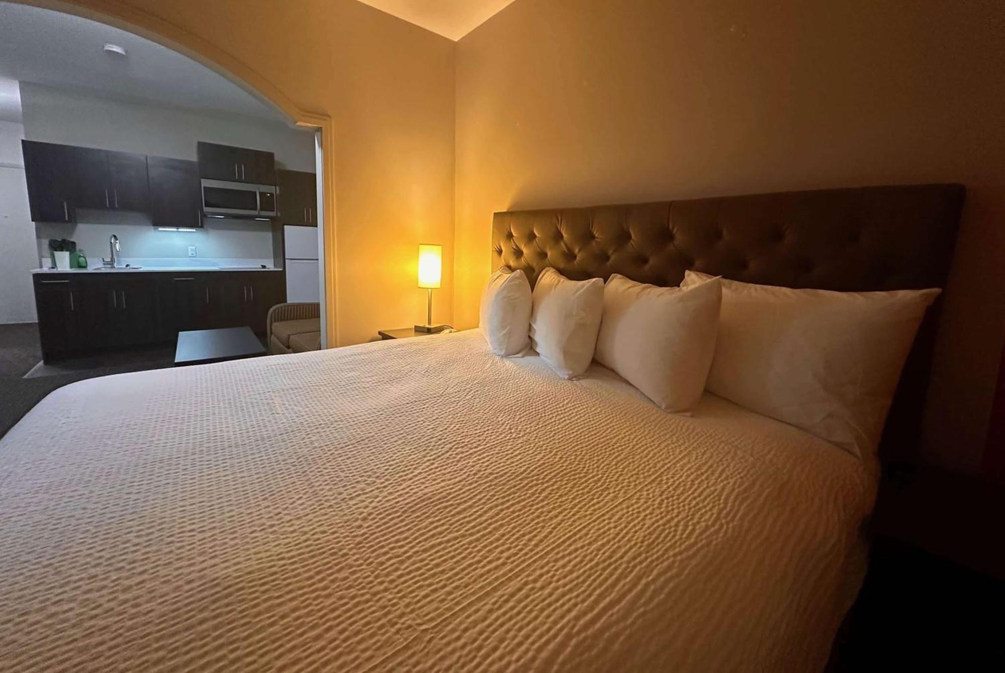 Ramada By Wyndham Estevan Exteriér fotografie