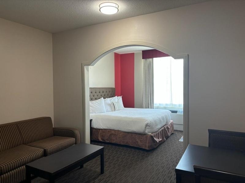 Ramada By Wyndham Estevan Exteriér fotografie