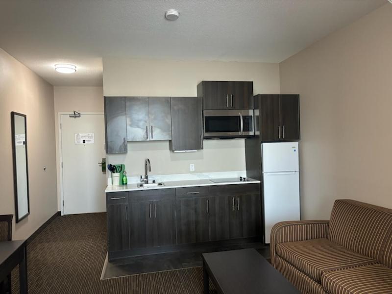 Ramada By Wyndham Estevan Exteriér fotografie