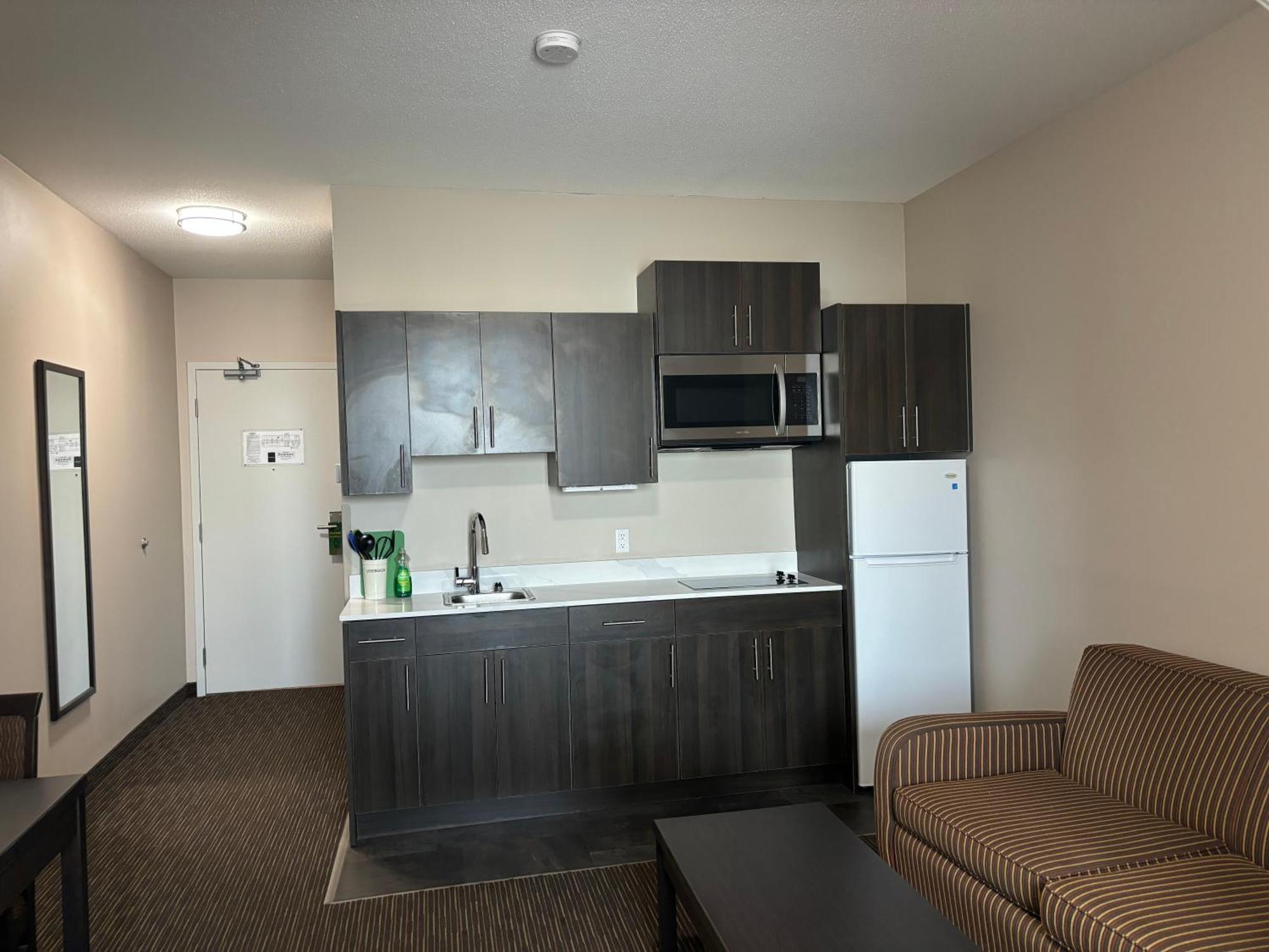 Ramada By Wyndham Estevan Exteriér fotografie